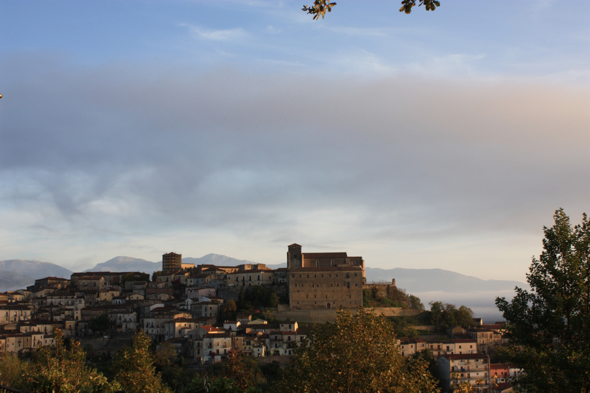 Vista su Altomonte e i suoi edifici sulla collina