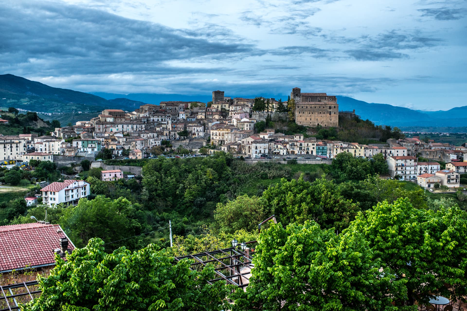 Altomonte in Calabria su una collina sopra la valle